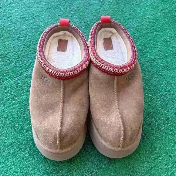 UGG - Picture 1 of 7